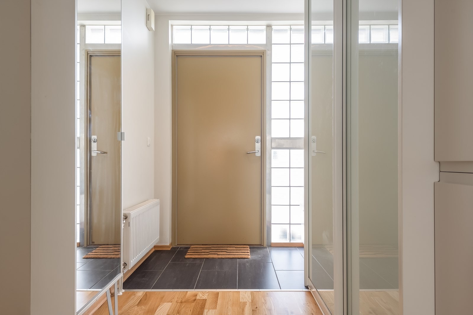 Innbydende entré med skyvedørsgarderobe for god plass til oppbevaring av sko og yttertøy. Det medfølger i tillegg en egen kjeller bod på 5 m² for ekstra oppbevaringsplass. Galleribilde