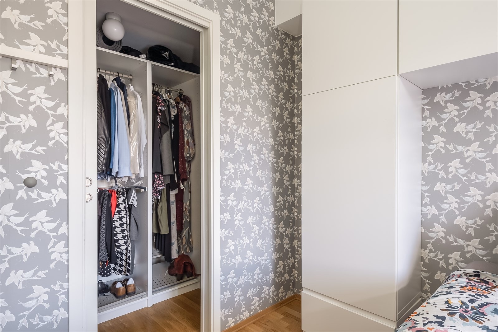 I direkte tilknytning soverommet finner man en bod / walk-in garderobe på hele 3 m² med god plass til oppbevaring. Galleribilde