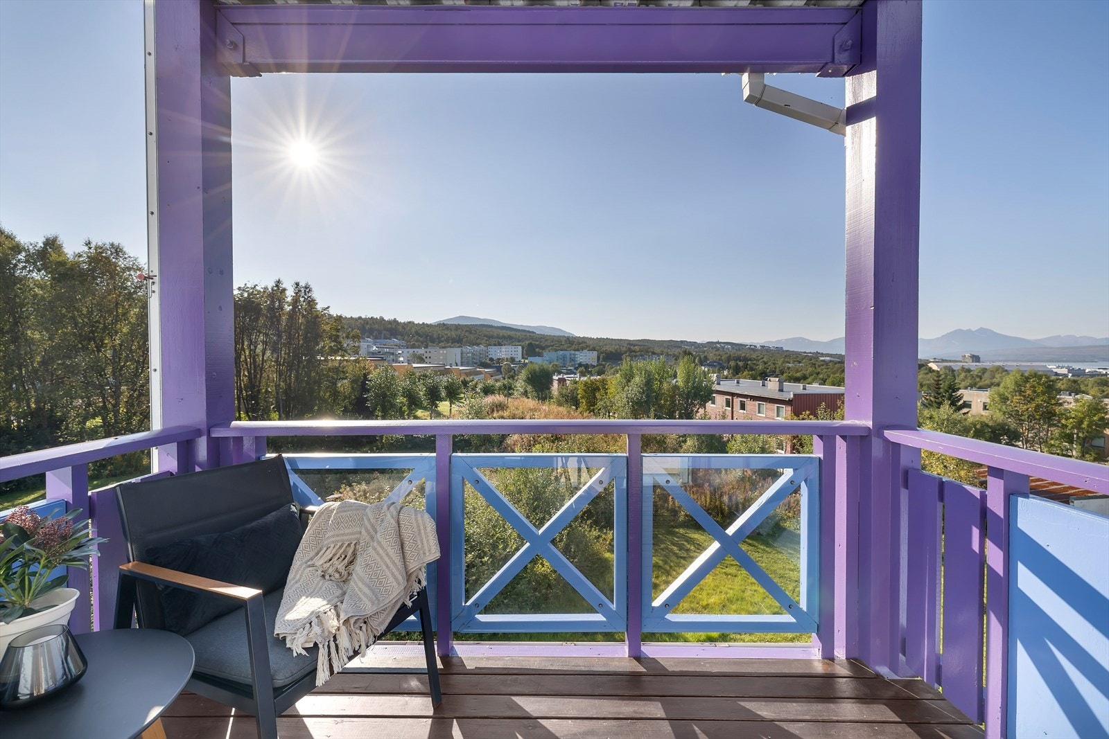 Veranda vendt mot sør med gode solforhold og utsikt Galleribilde