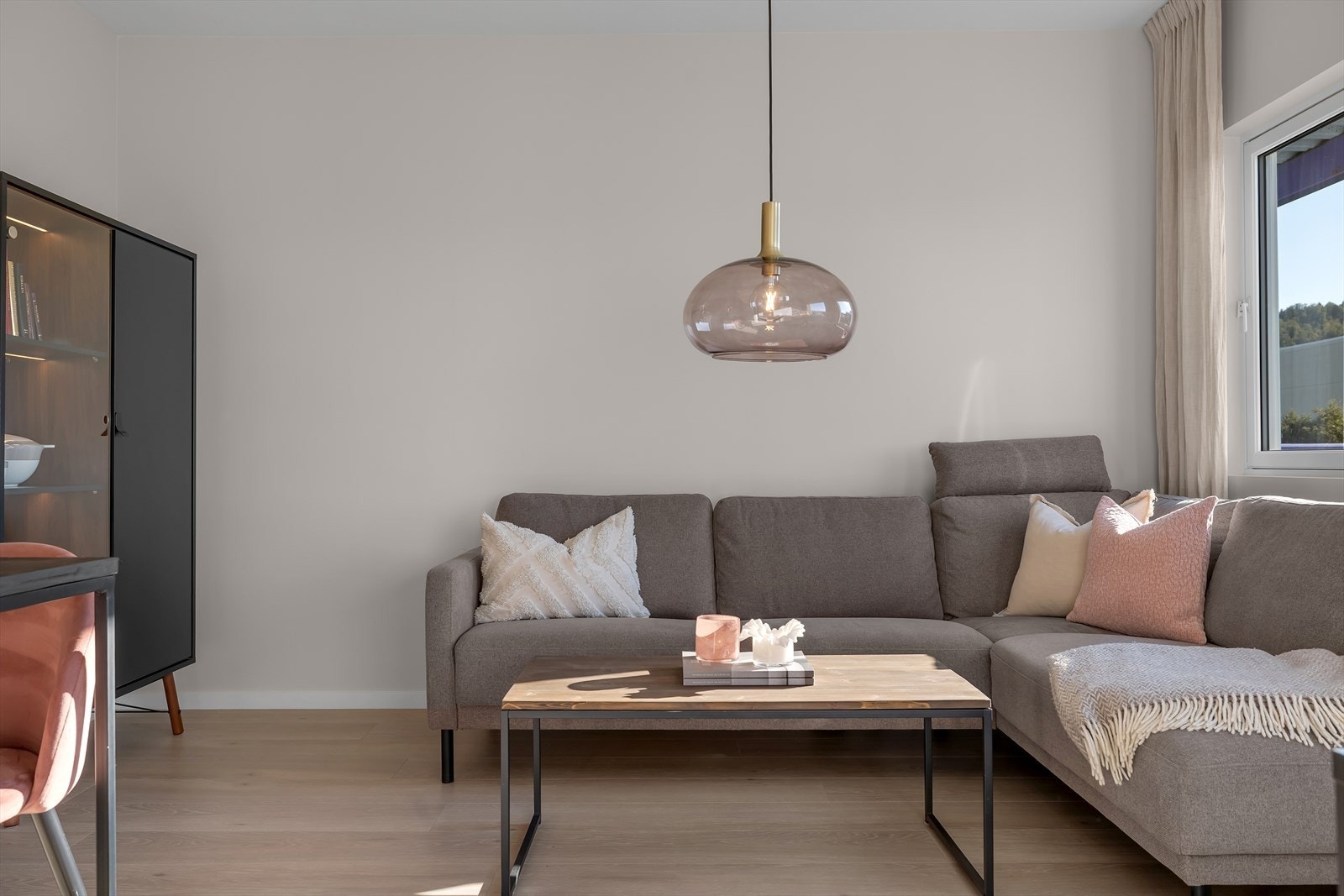 Leiligheten har smartstyring av lys og varme. Varmeovner av Mill som styres via App, og ellers varmekabler og lys i app via Plejd. Galleribilde