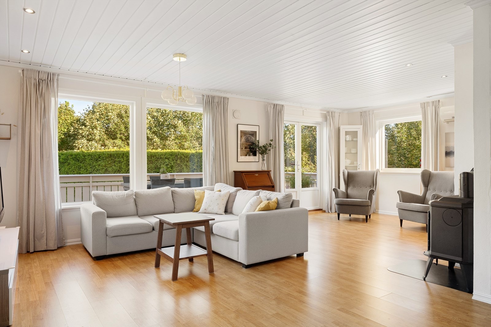 Videre kommer man til stuen som byr på en luftig og sosial sone med store vindusflater som slipper inn rikelig med naturlig lys. Galleribilde