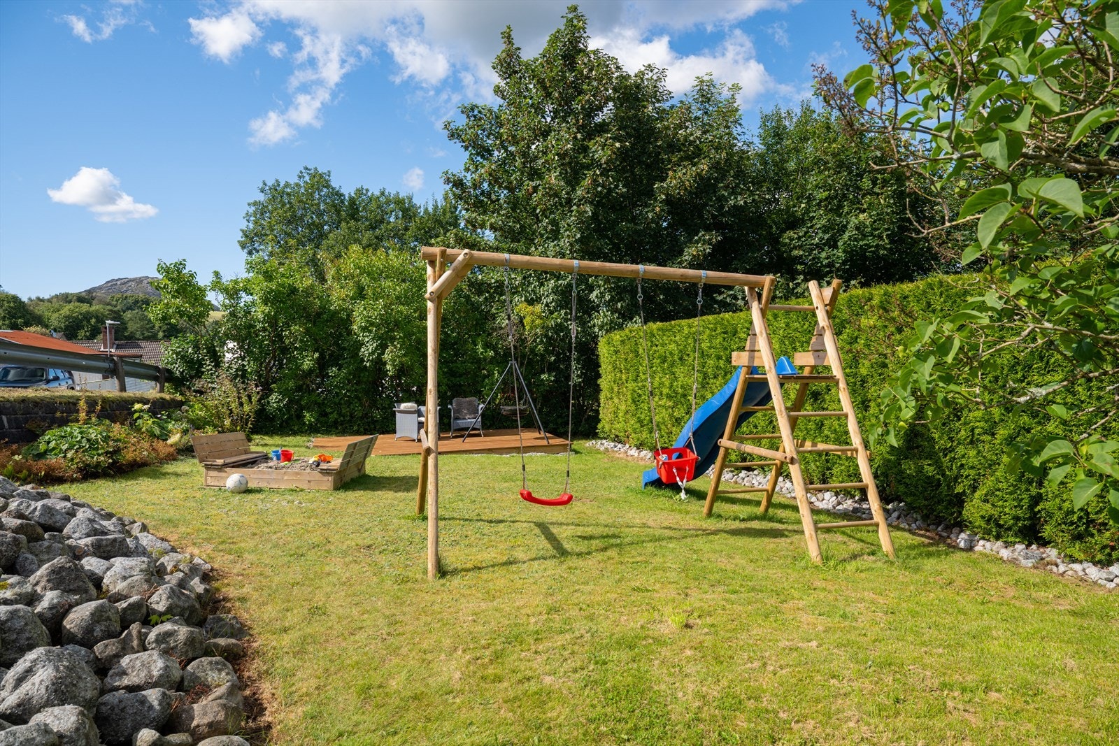 Hagen er lettstelt og barnevennlig, med flere muligheter for lekestaiv, sandkasse og trampoline. Galleribilde