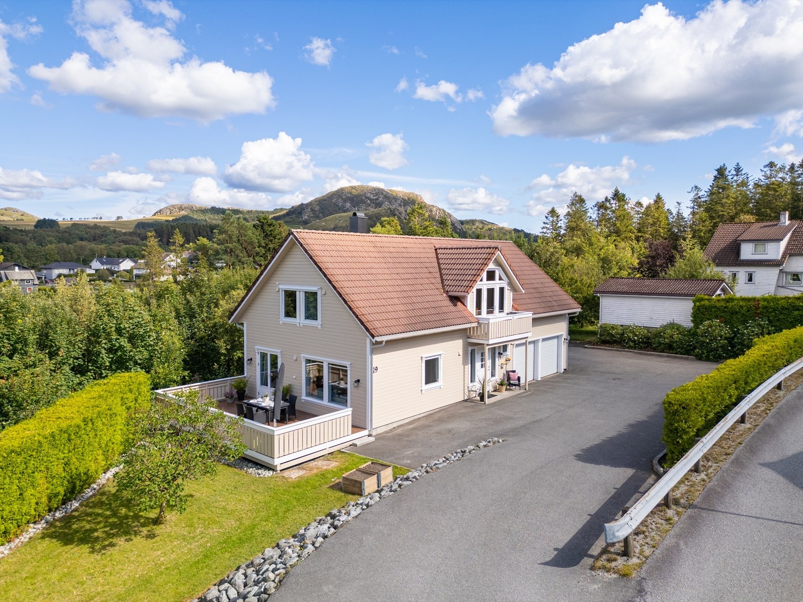 Boligens store gårdsplassen er asfaltert for enkel parkering og bruk. Galleribilde