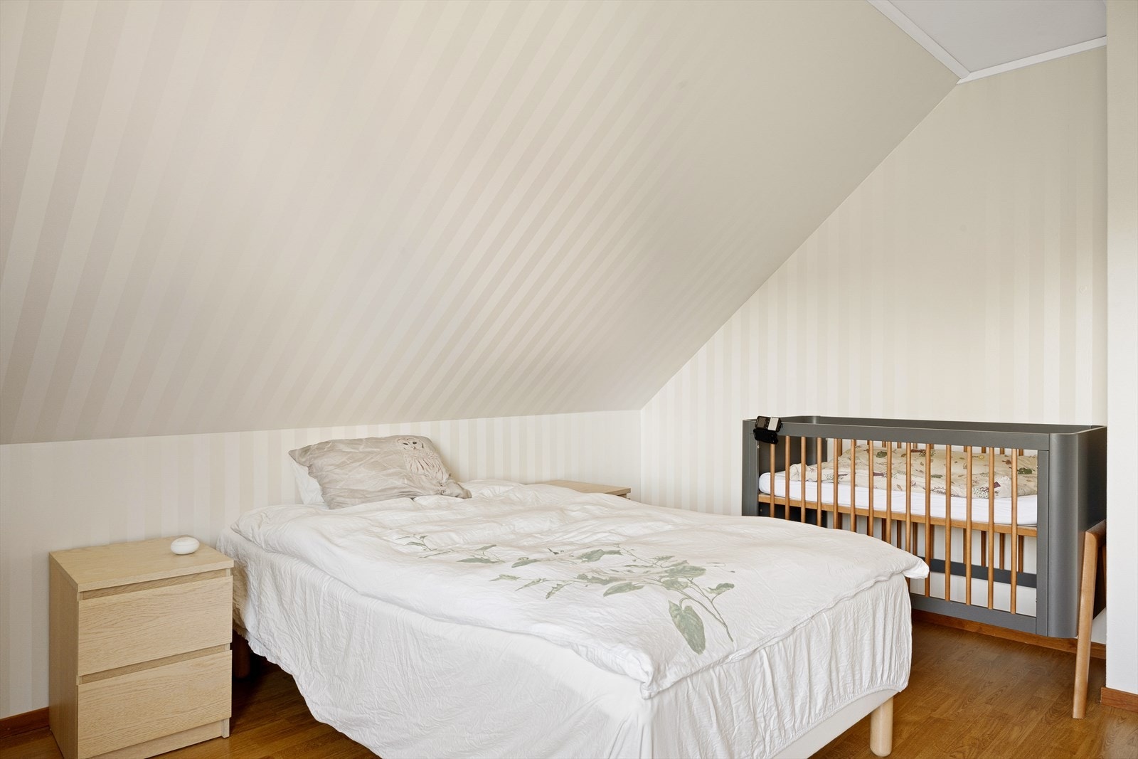 Alle rommene er lyse og romslige, med laminat og gode lysforhold. Galleribilde