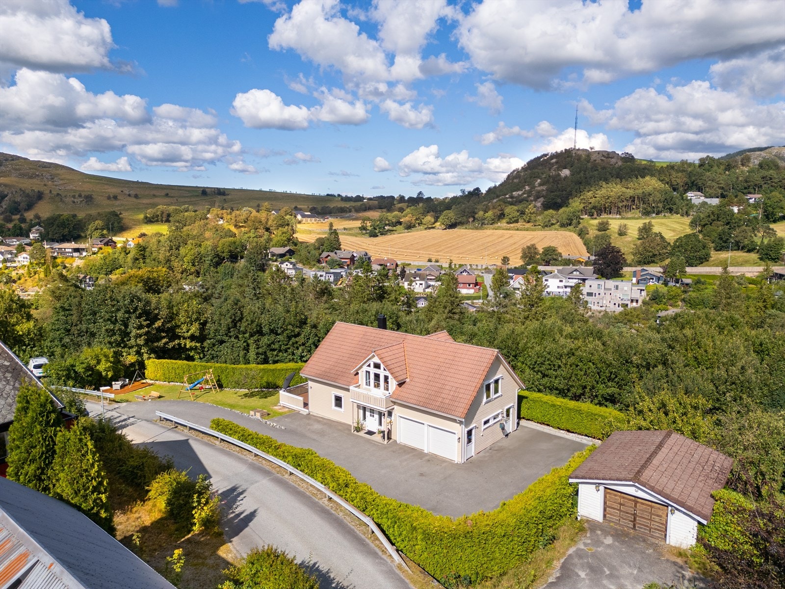 Tomten er på ca. 1,2 mål og opparbeidet med plen. Galleribilde
