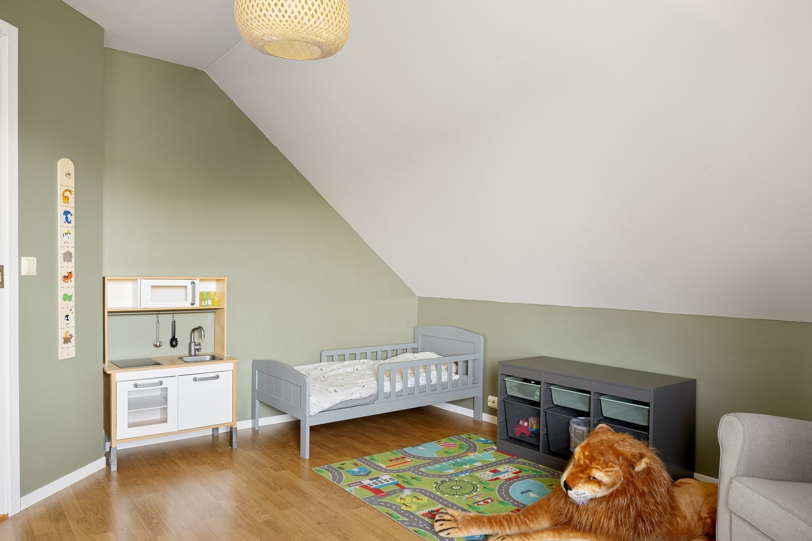 Det er meget god plass til soveromsmøblement. Galleribilde