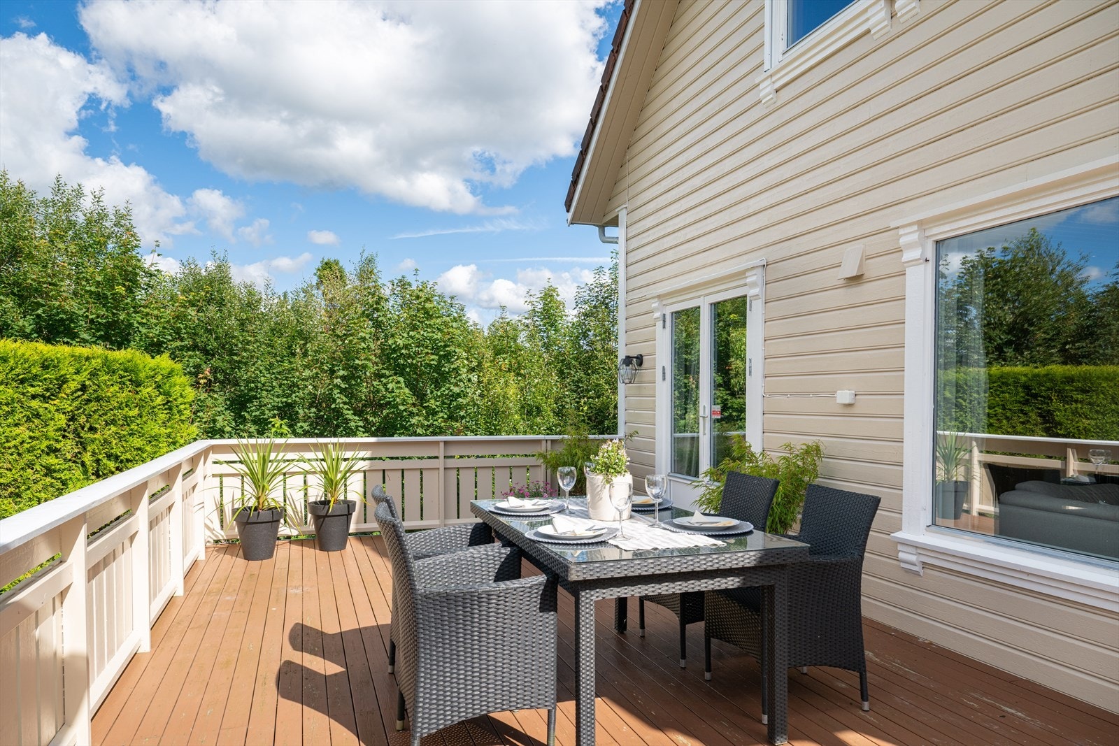 Fra stuen er det utgang til en flott og stor terrasse. Galleribilde