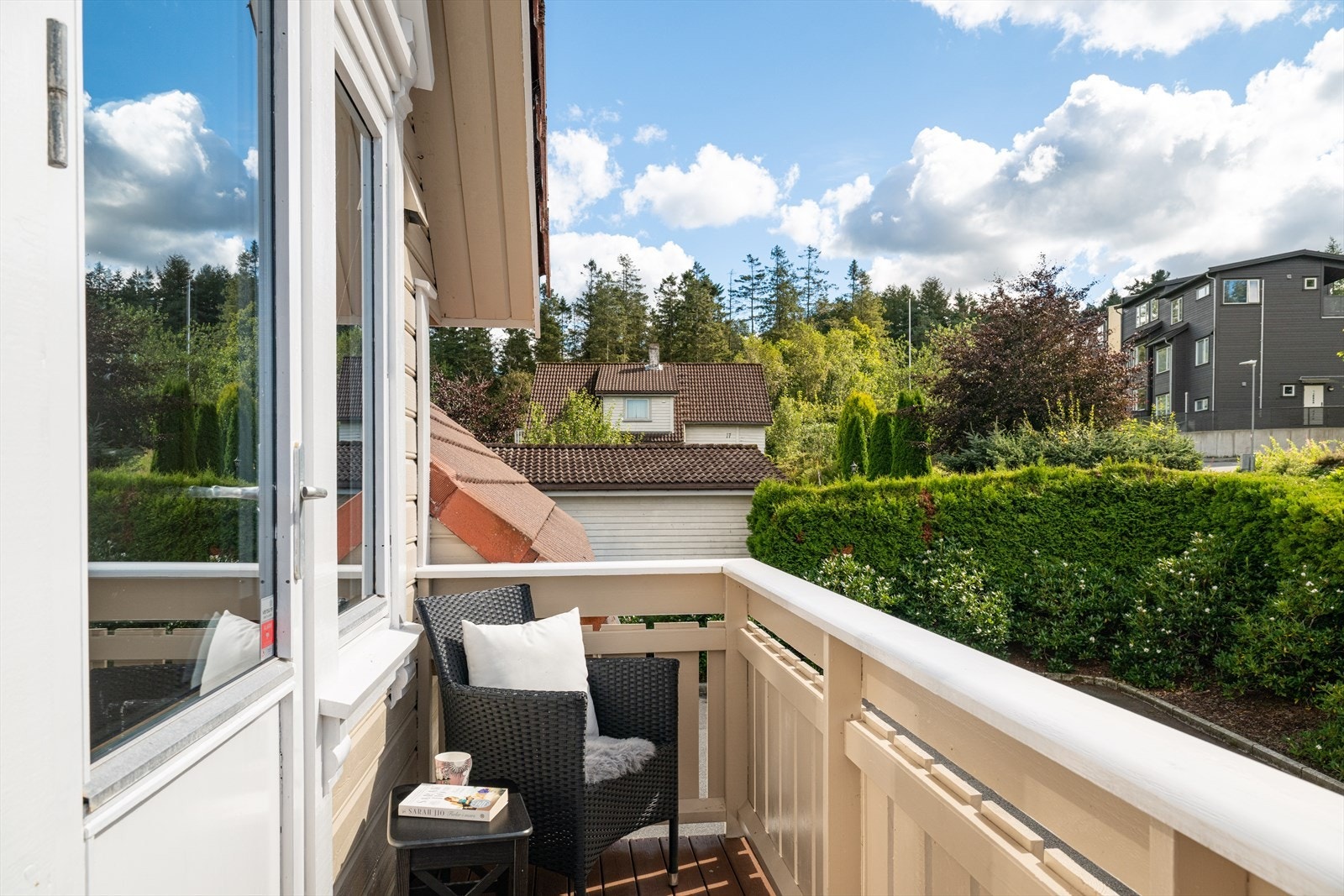 Fra loftstuen er det utgang til en balkong på ca. 3 kvm. Galleribilde