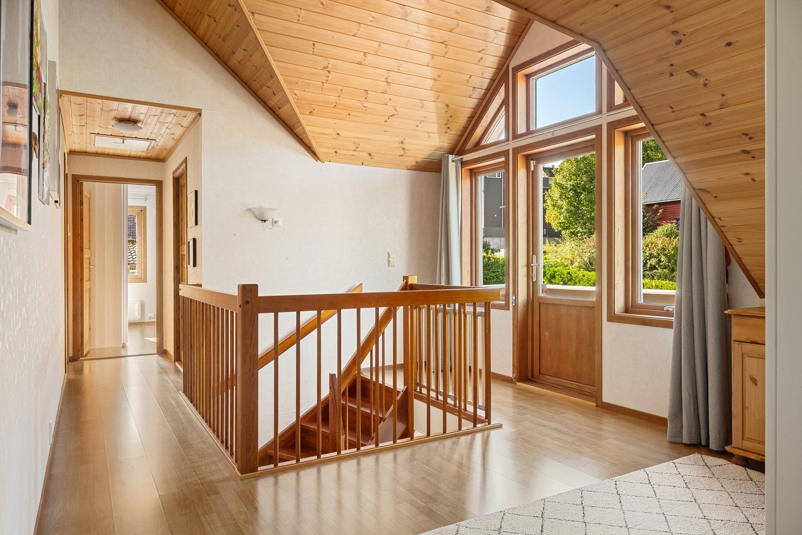 Ved soverommene i 2. etasje finner du en loftstue - perfekt som TV-stue, lekesone eller ekstra plass til oppbevaring. Galleribilde