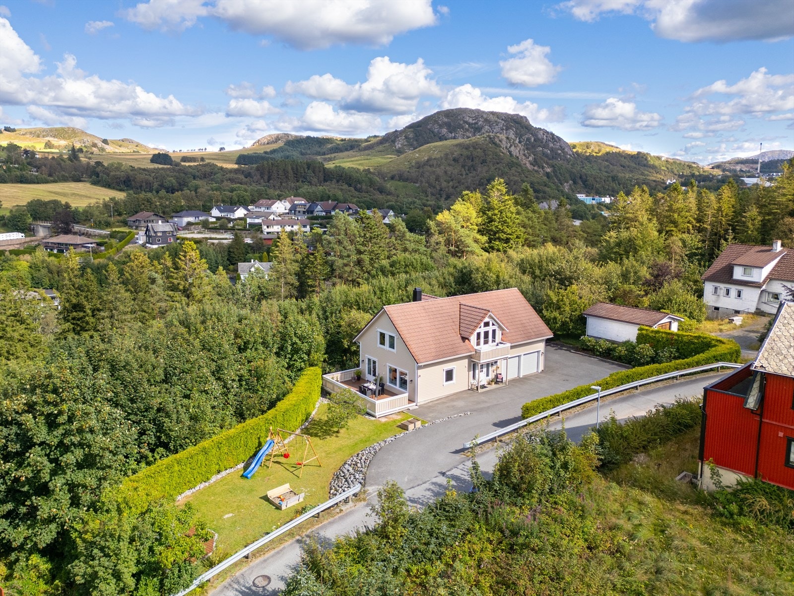 Boligen er perfekt for barnefamilier og har flere kvaliteter som gjør den til et attraktivt hjem. Hagen gir godt med plass til lek og aktivitet, og gårdsplassen er asfaltert. Galleribilde