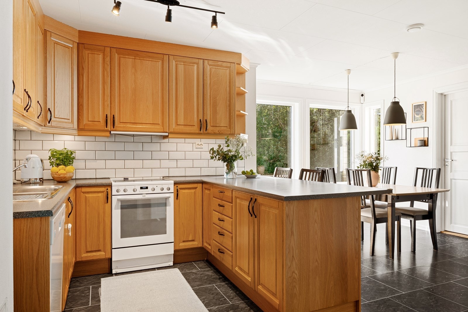 Løsningen har frtitsåtende hvitevarer slik som komfyr og vaskemaskin. Benkeplaten er av laminat og kjøkkenet har god skap- og benkeplass. Galleribilde