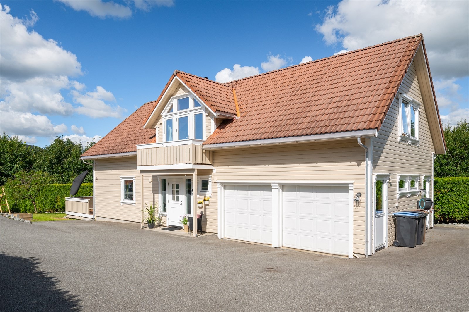 Dobbelgarasjen har direkte tilkomst via vaskerommet og her er det mulighet for elbillader. Galleribilde