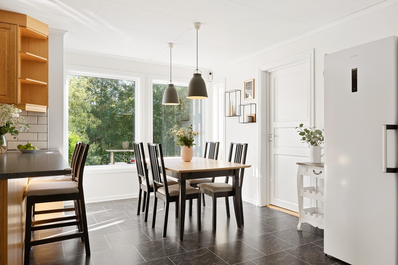 Det er god plass til et spisebord på kjøkkenet som skaper en luftig og sosial sone - perfekt for både hverdag og gjester. Galleribilde