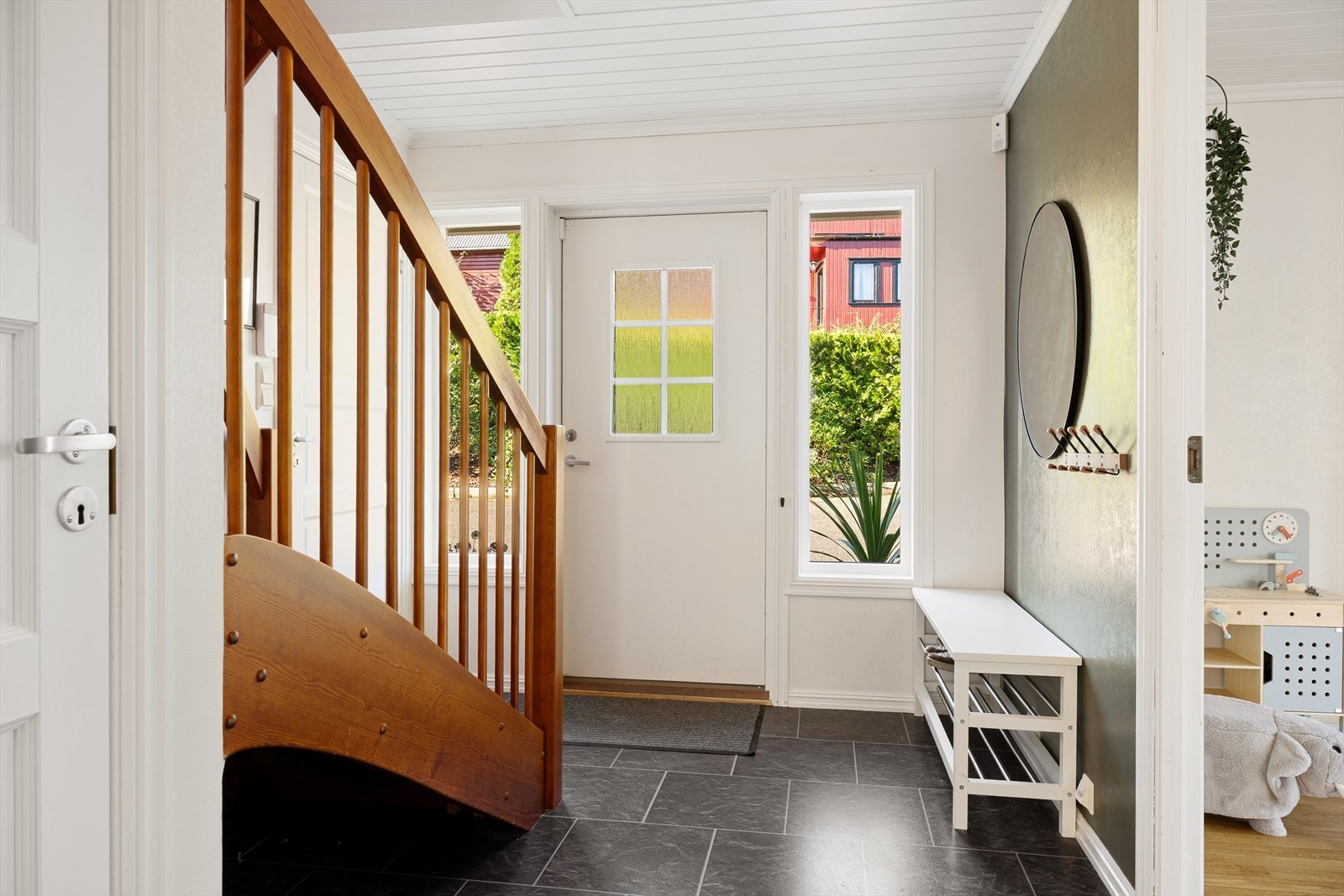Du ønskes velkommen inn i en lys entré med plass til sko oppbevaring og henge fra seg. Galleribilde