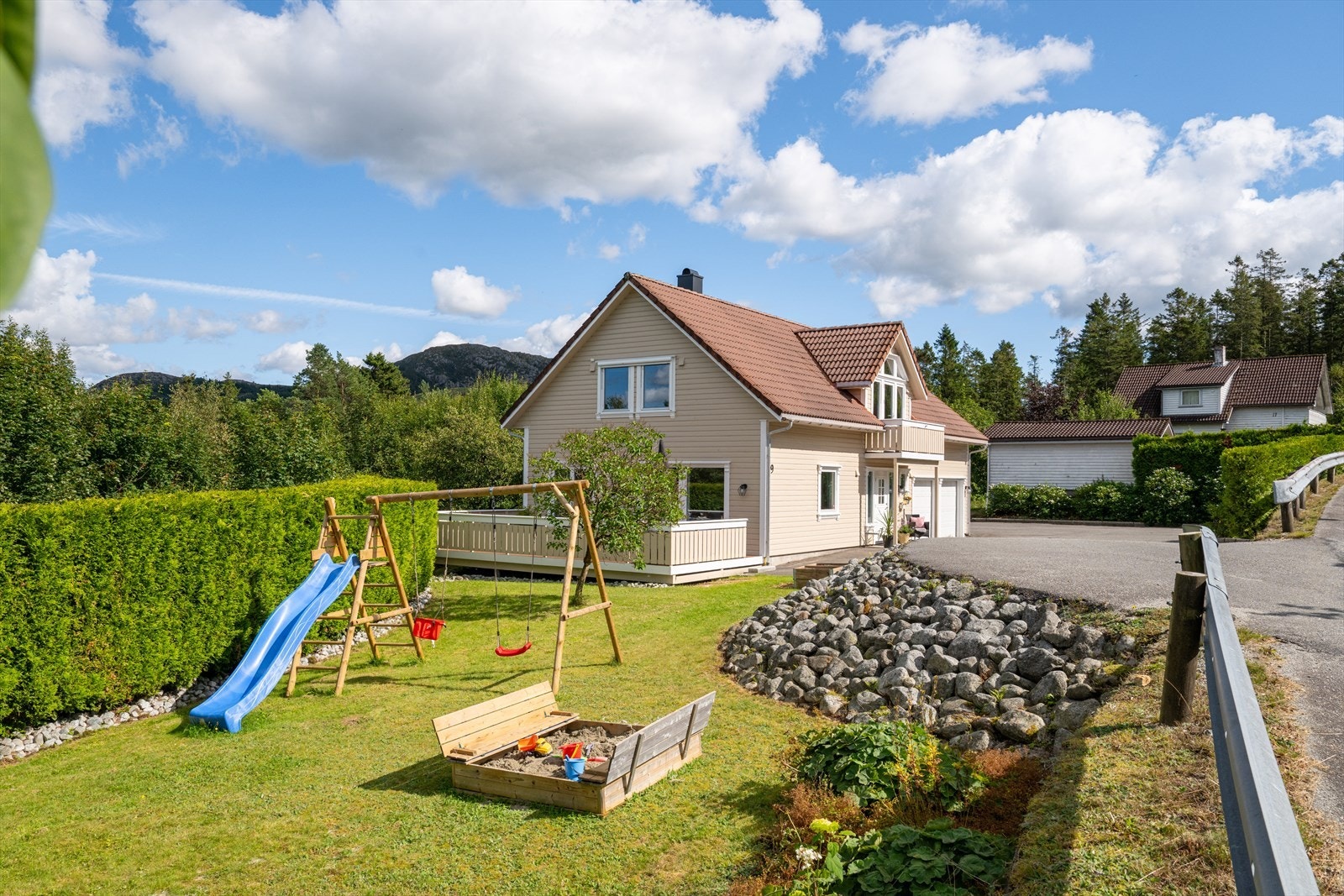 Velkommen til Småkjelvene 19 en innholdsrik og velholdt enebolig over to plan fra 2005 -V/ Eira Næss Huseby, Eiendomsmegler Norge. Galleribilde