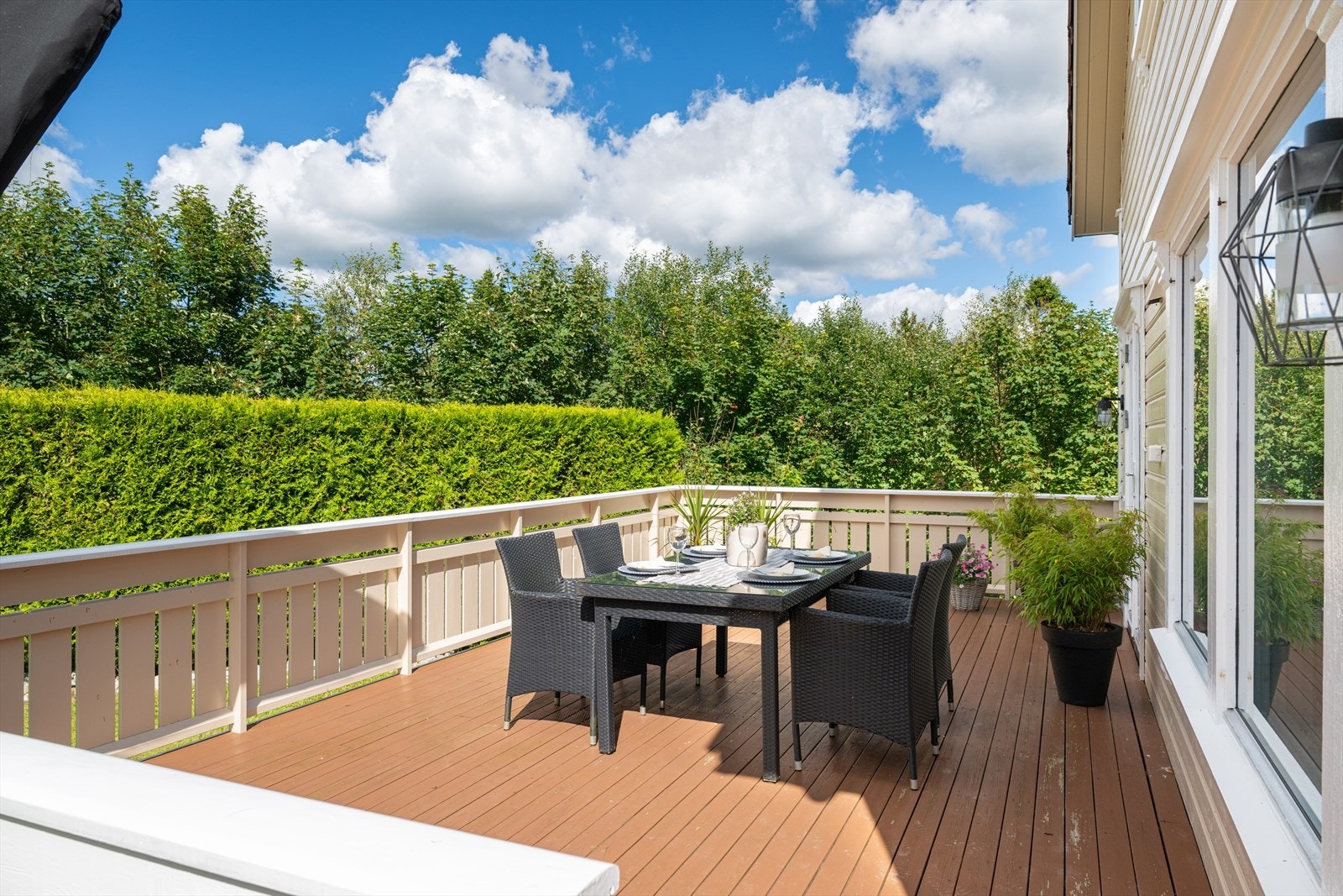 Det er god plass til sittegruppe, grill og beplantning. Hagen er pent opparbeidet og gir rikelig med plass til lek, aktivitet og sosiale sammenkomster. Galleribilde