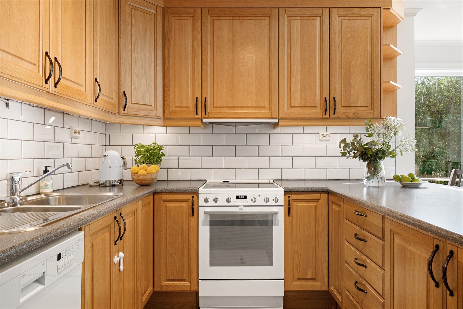 Kjøkkenet er fra byggeår og er levert av Norema, det fremstår som tidløst og funksjonelt. Galleribilde