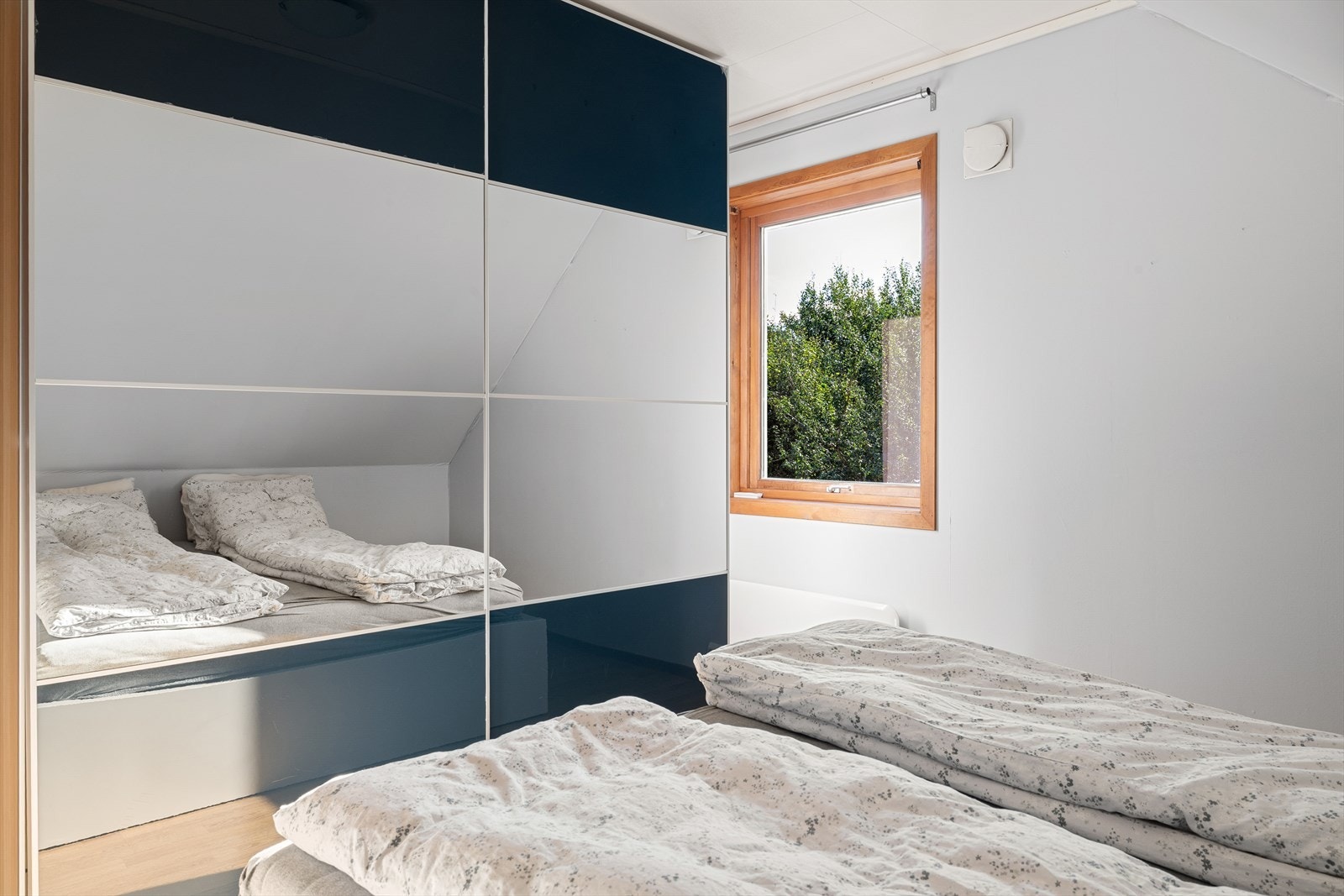 Soverom 2 har god garderobeplass. Galleribilde