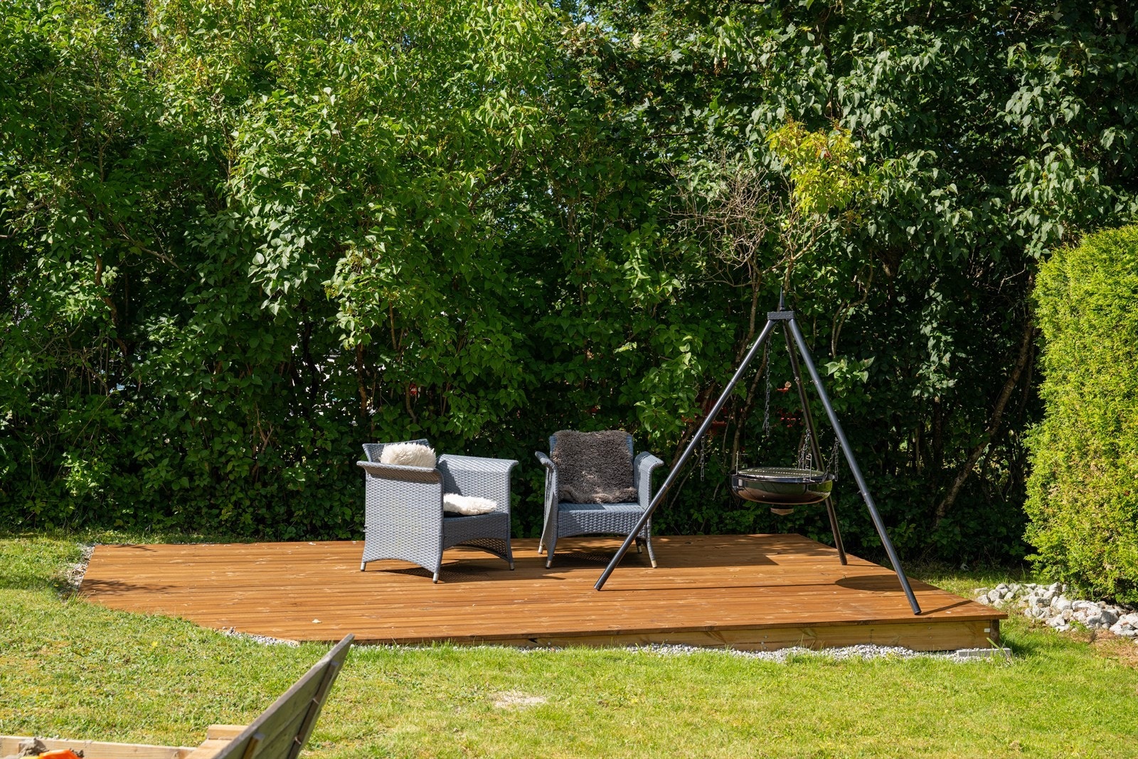 Det er i tillegg en mindre terrasse på andre siden av hagen, perfekt for bål panne og får å nyte koselige kvelder. Galleribilde