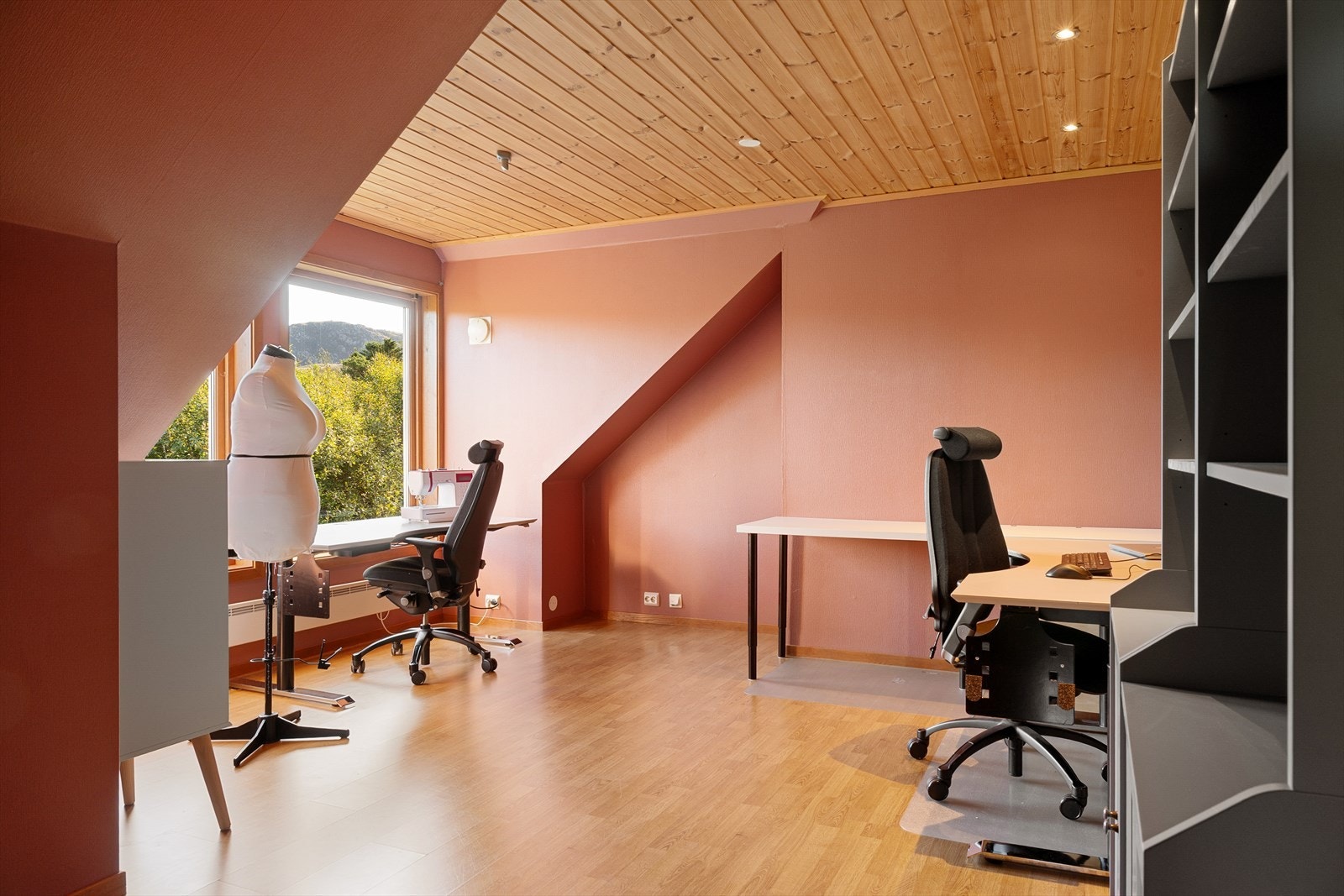 Soverom 3 er i dag innredet som et romslig hjemmekontor. Galleribilde