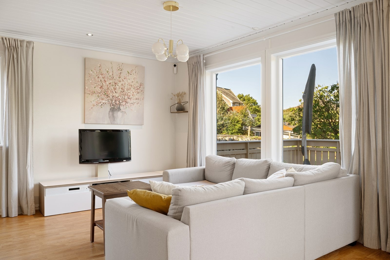 Her er det plass til møblering i flere soner blant annet både sofa, tv og en lese krok. Galleribilde