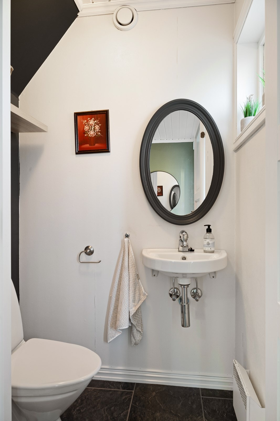 Fra gangen er det direkte tilgang til et praktisk gjestetoalett med stilrene overflater - en funksjonell løsning som gjør hverdagen enklere Galleribilde