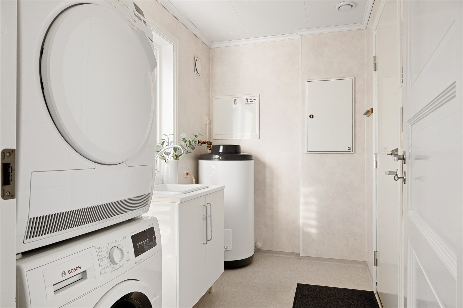 Vaskerommet skaper en ekstra luksus i hverdagen. Her finner servant, opplegg for vaskemaskin/tørketrommel og bi-inngang til garasjen. Galleribilde