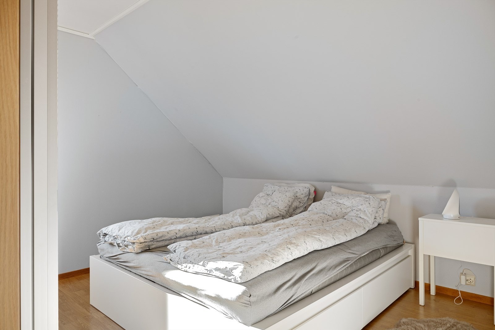 Alle rommene er lyse og romslige, med laminat og gode lysforhold. Galleribilde