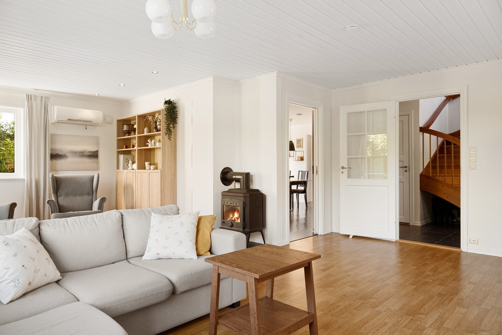 Den åpne løsningen gjør rommet velegnet for familieliv og gjester. Galleribilde