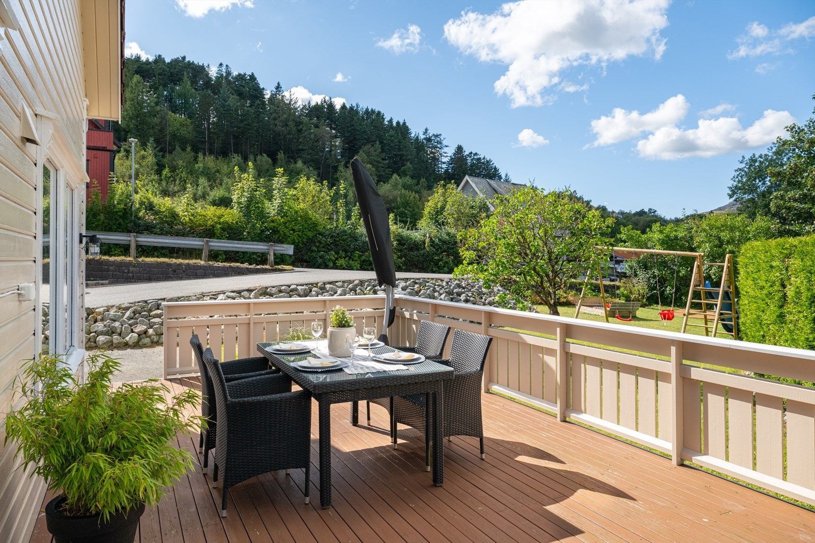 Uteområdet er et av boligens klare høydepunkter, dette er et perfekt sted å nyte varme dager og lange sommerkvelder. Galleribilde
