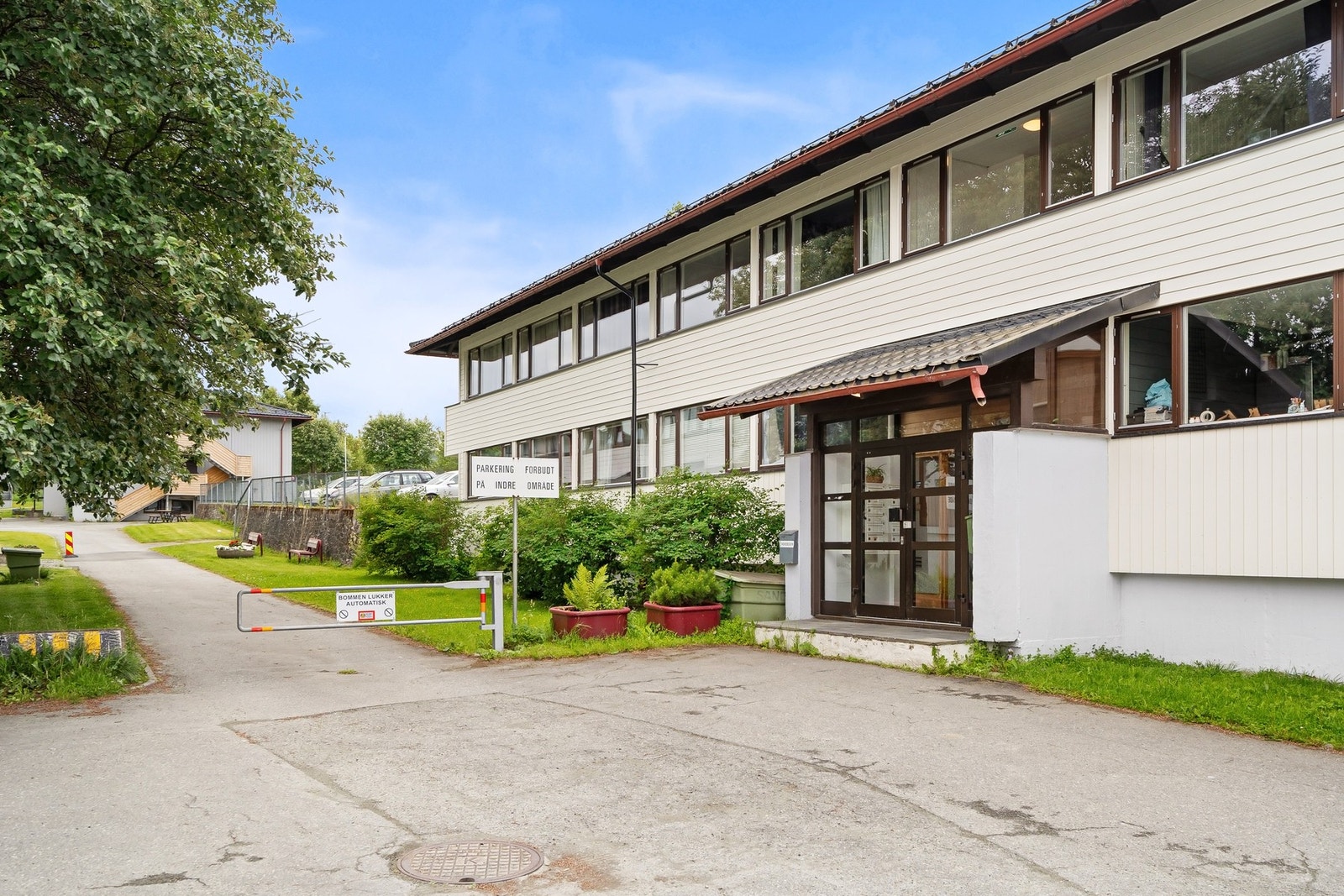 Leiligheten ligger i er rolig nabolag med nærhet til kollektiv- trafikk, dagligvare mm. Vinduer og fasade ble oppgradert i 2020. Galleribilde