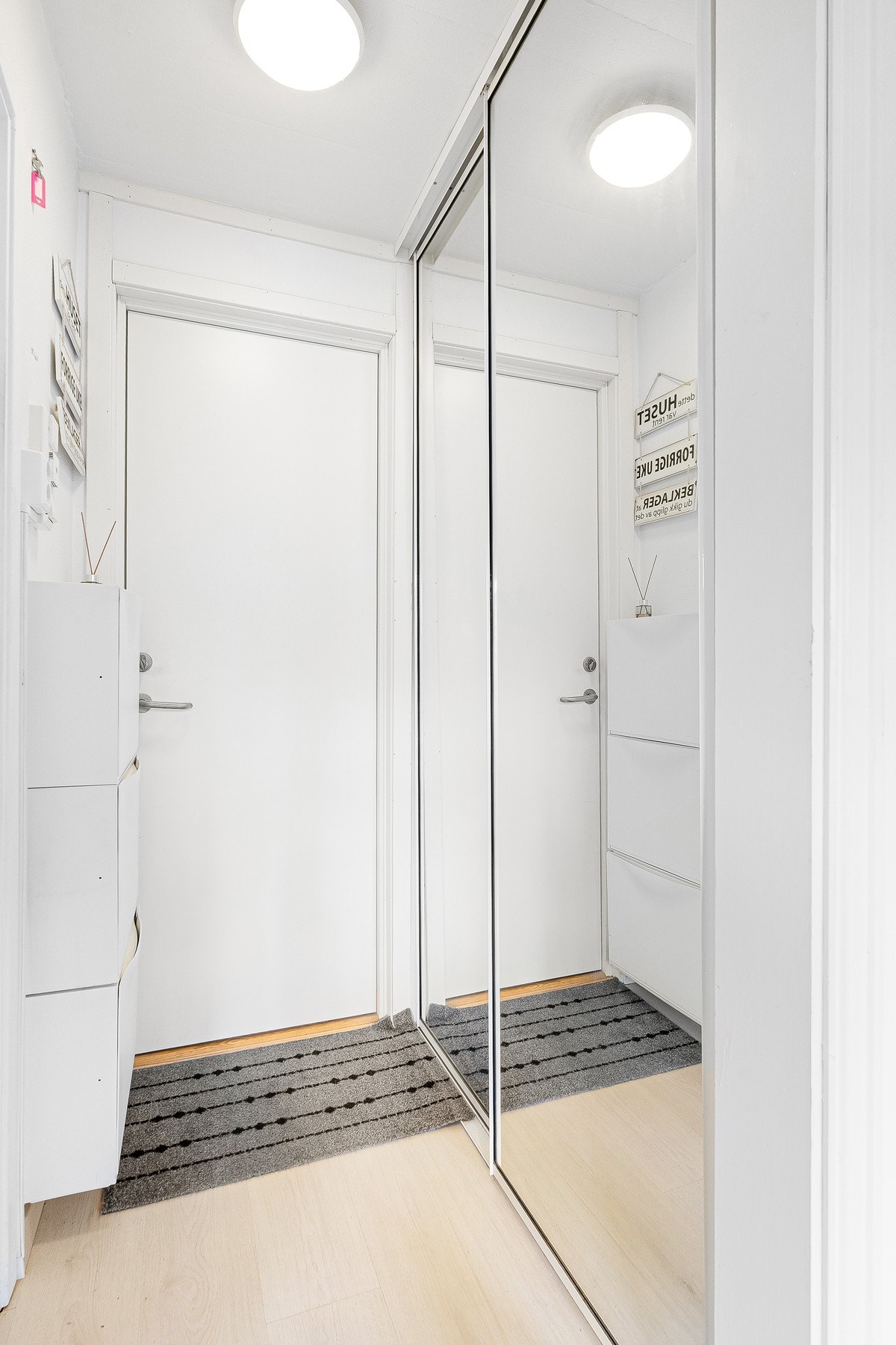 Lys og innbydende entré med skyvedørsgarderobe. Galleribilde