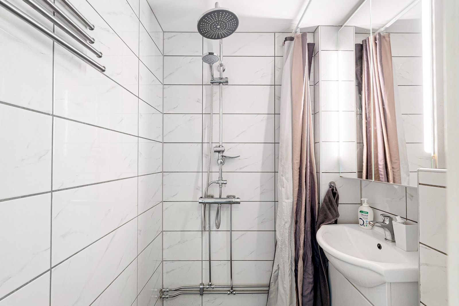 Badet er utstyrt med regndusj og elektriske varmekabler. Galleribilde