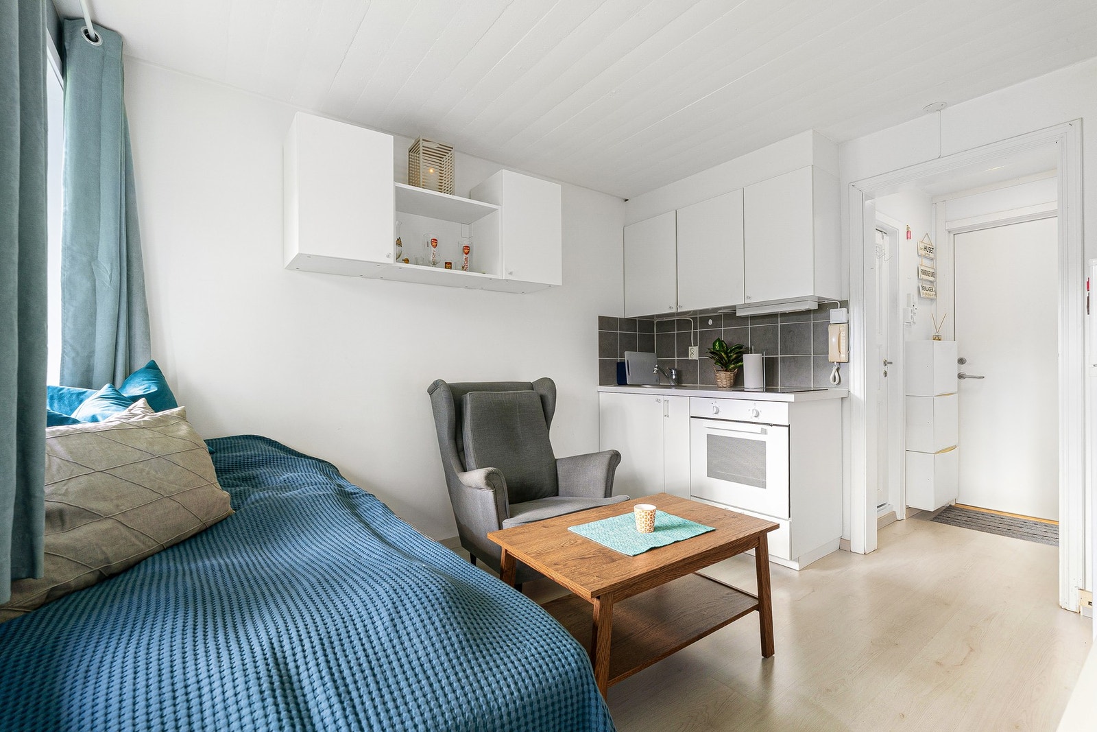 Leiligheten har vært gjenstand for oppgraderinger i nyere tid med blant annet pent 1-stavs laminatgulv, lyse flater mm. Galleribilde