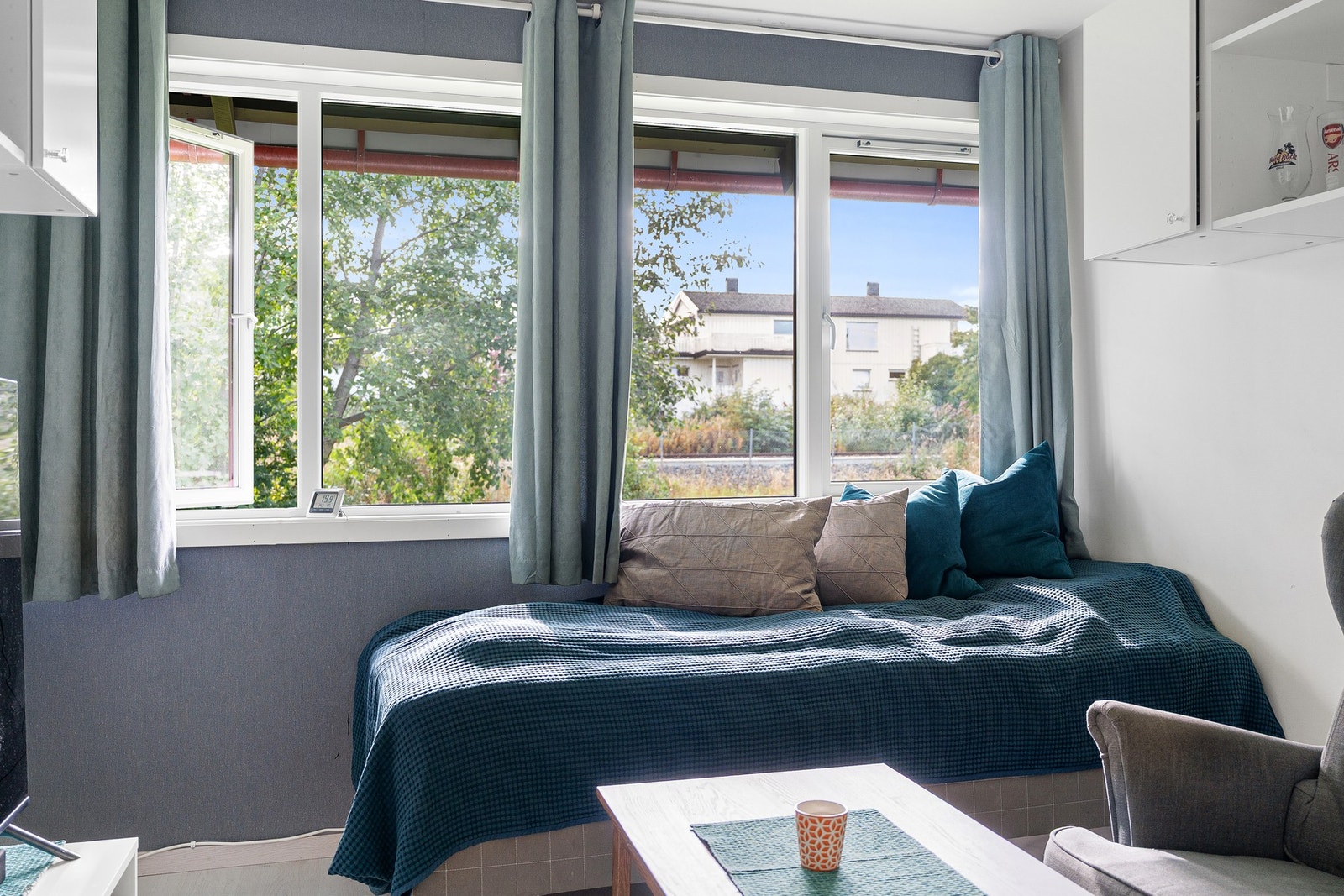 Store vindusflater bidrar til mye lysinnslipp og gir leiligheten en lett og luftig atmosfære. Galleribilde