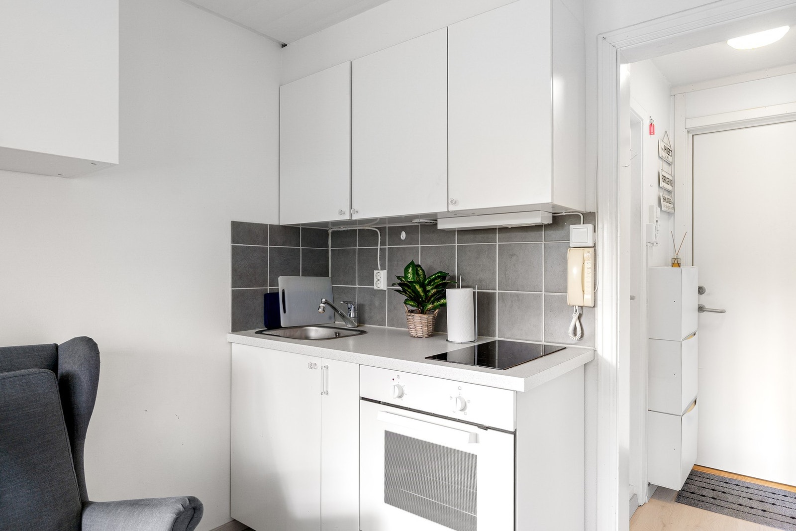 Kjøkkenet ble oppgradert i 2017 og fremstår moderne med integrert ovn og induksjonstopp. Galleribilde