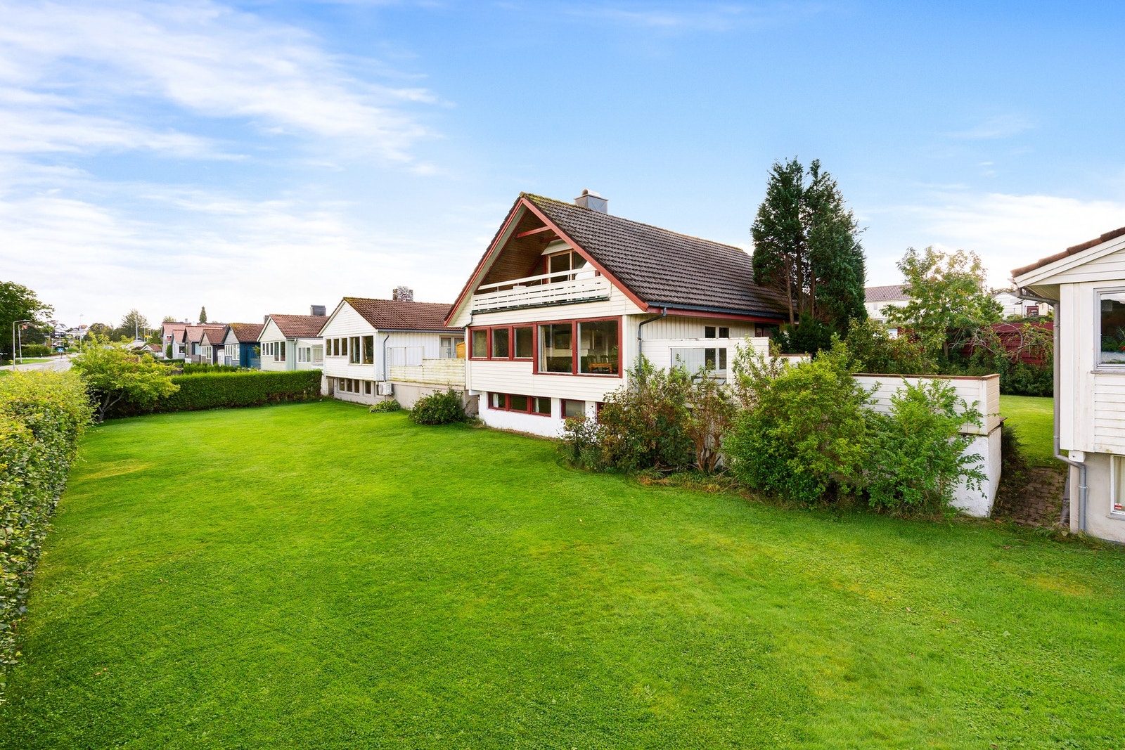 Romslig tomt. Her fra nordsiden av eiendommen, som er åpen mot nabo i øst og vest. Galleribilde
