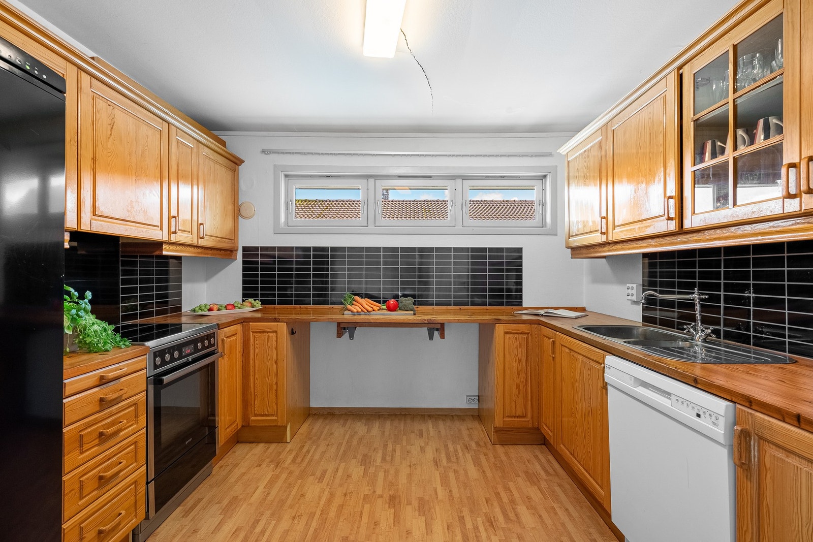 Kjøkken med god skapplass Galleribilde