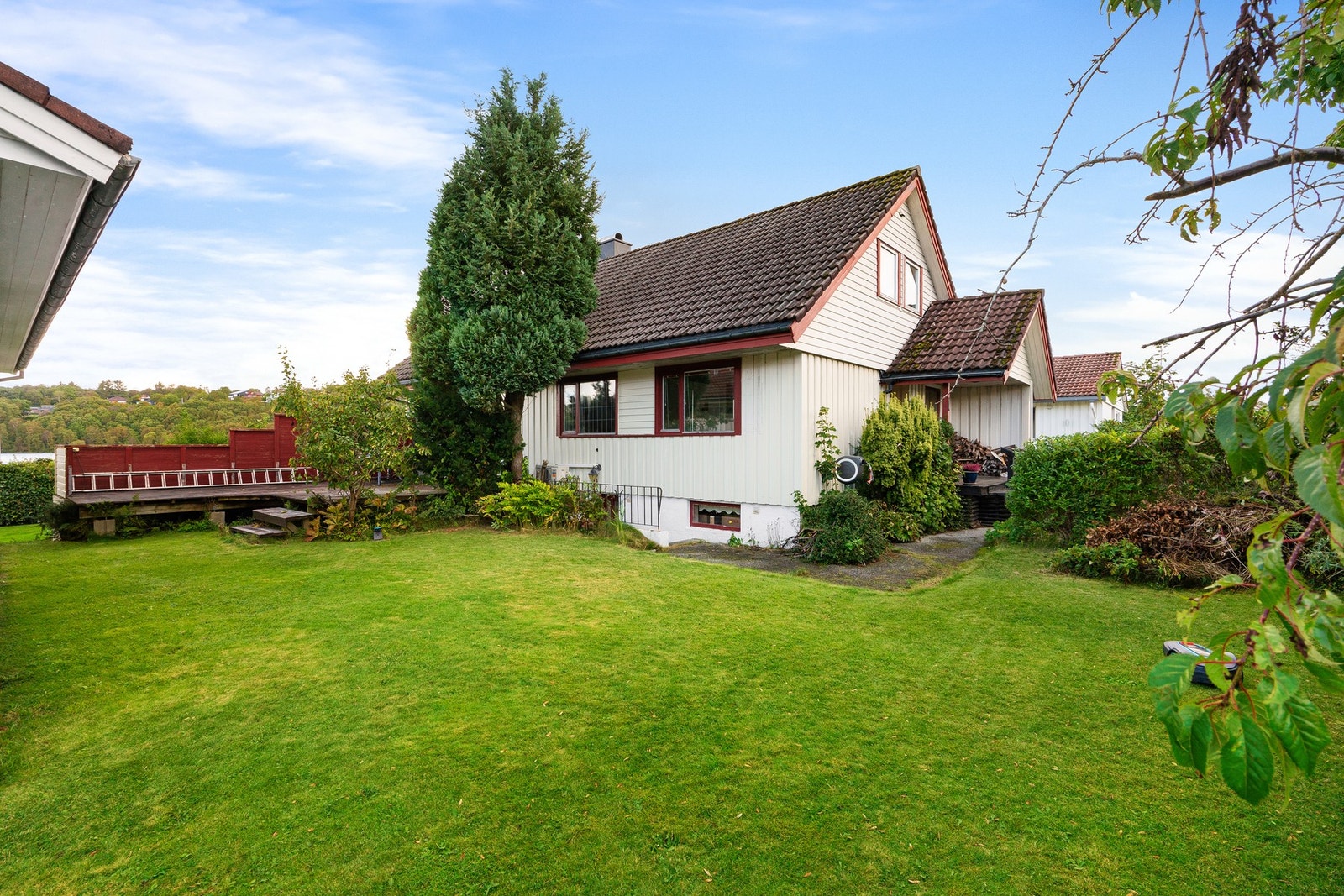 Skjermet hage mot sør og vest, med terrasse og utgang fra stuen Galleribilde