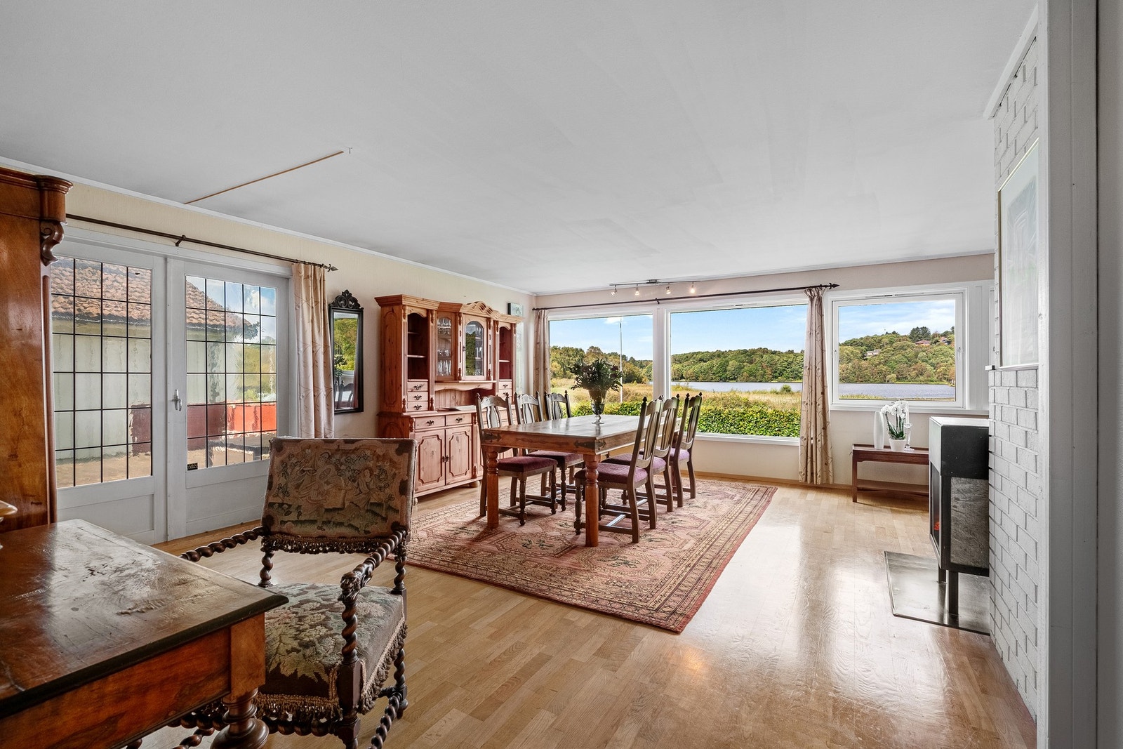 Stue og utsikt - utgang til terrassen Galleribilde