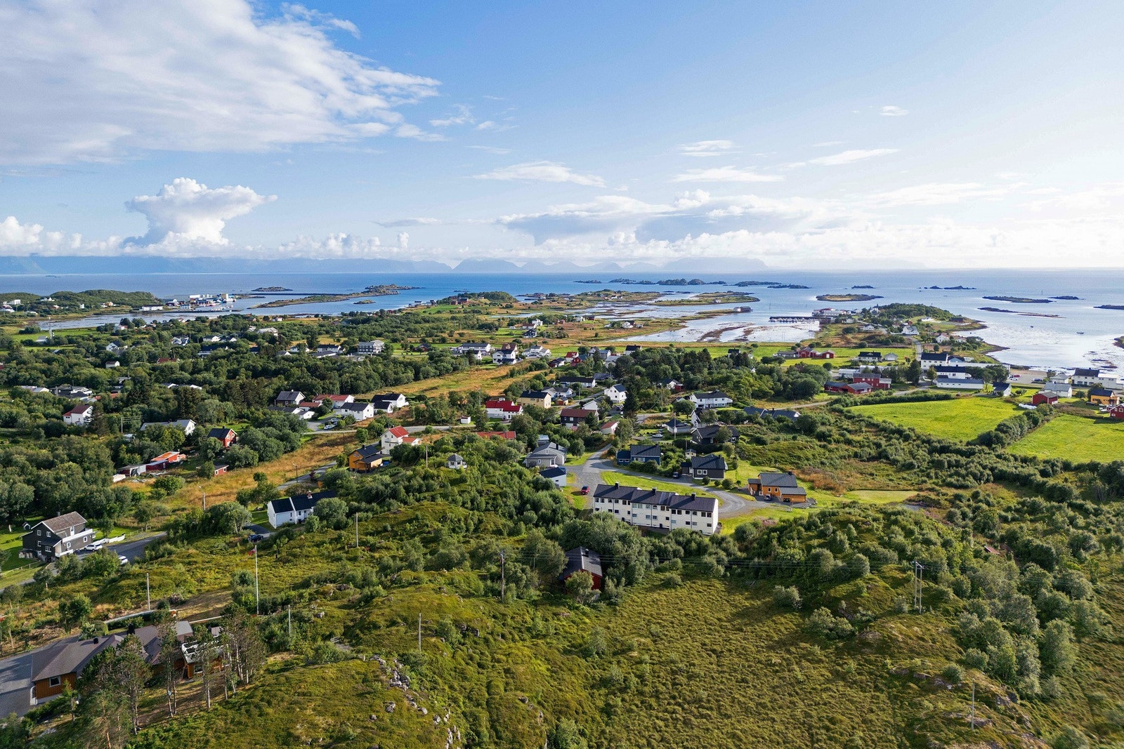 Dagligvarebutikk, vinmonopol og kafé ligger i nærheten Galleribilde