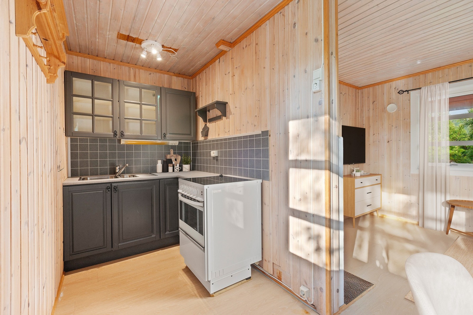 Praktisk kjøkken med smart utnyttelse av plassen Galleribilde