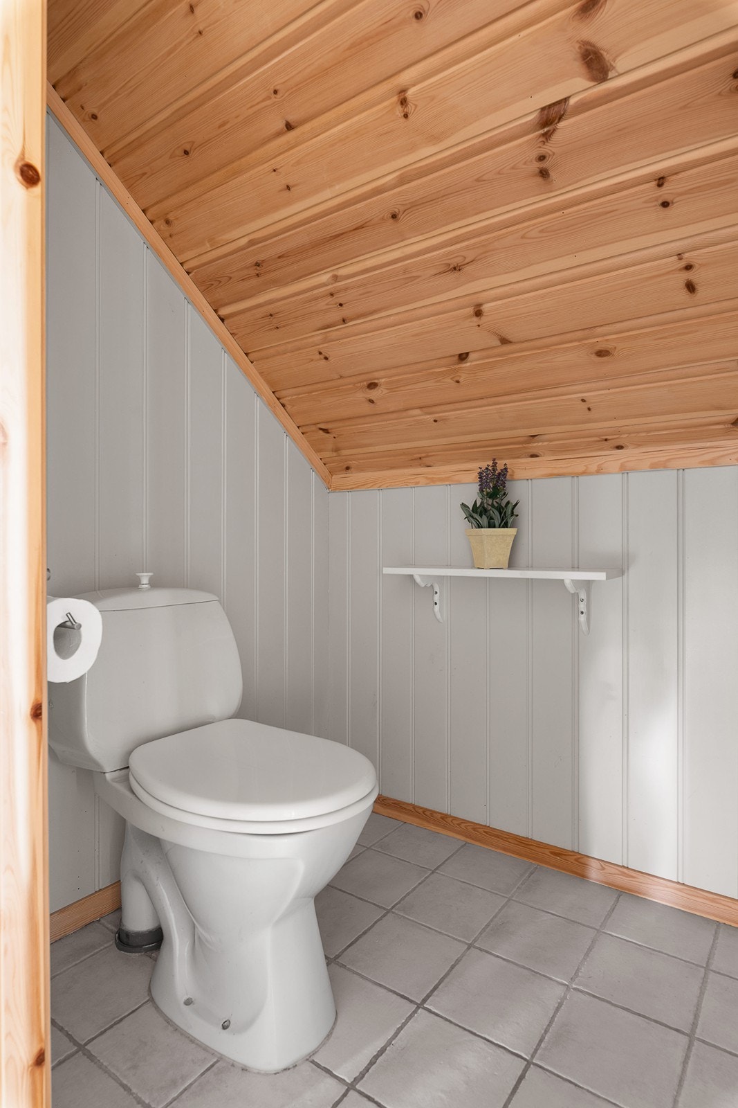 Toalettrom med wc og servant med underskap. Galleribilde
