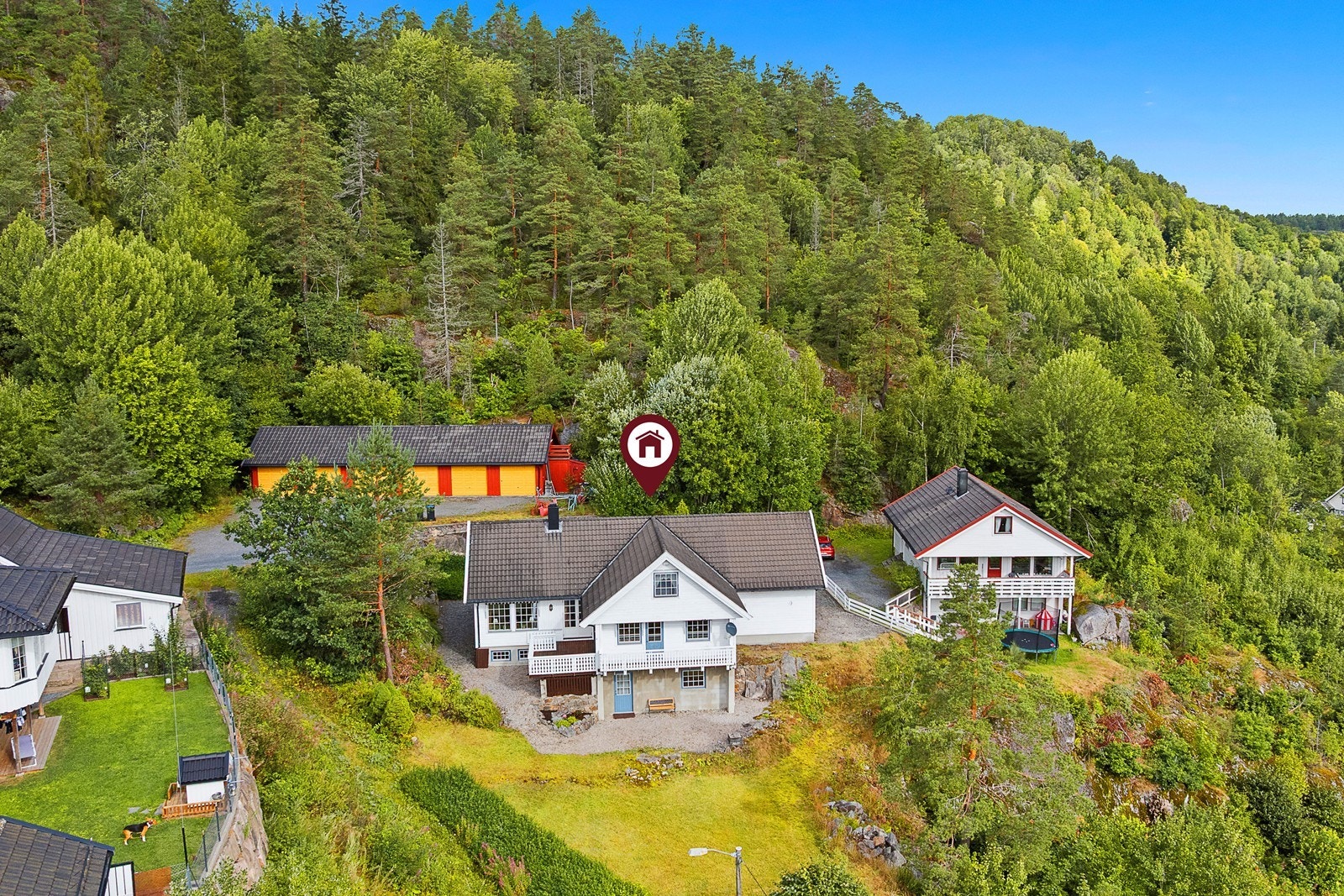 Hoppehagen 57 ligger sentralt og usjenert til i Gjerstad med kort vei til det meste! Galleribilde