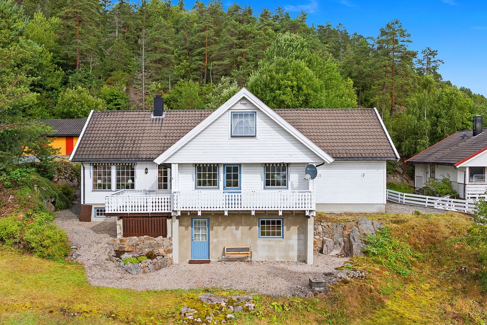 Innholdsrik enebolig oppført i 1983, og påbygd i 2004 med en enkel garasje. Galleribilde
