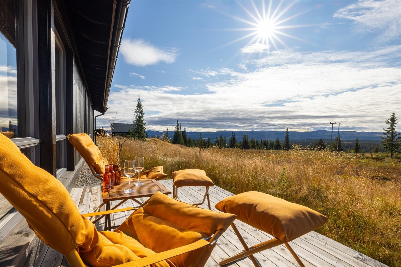 Hytta har en sør-vestvendt beliggenhet med sol hele dagen Galleribilde