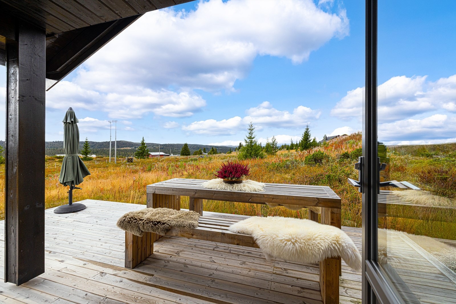 Terrassen er en naturlig forlenger av stuen. Her kan du nyte sen kveldssol Galleribilde