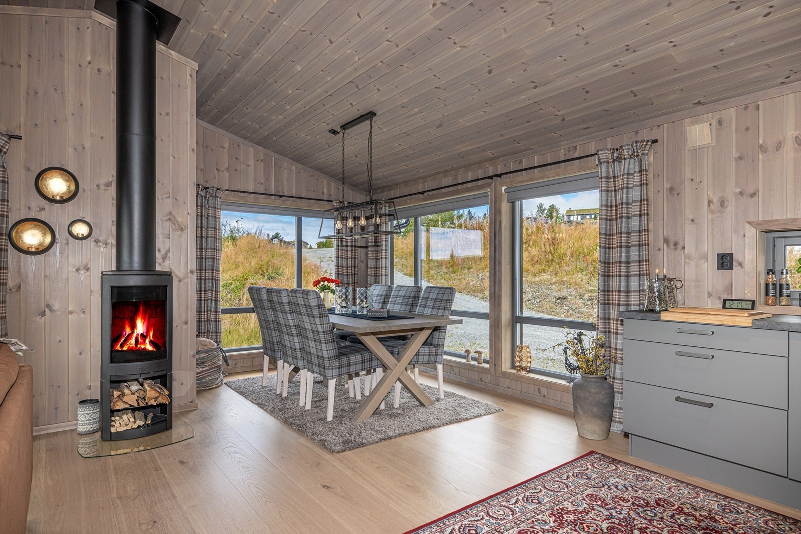 Store vindusflater gir en god kontakt med naturen rundt Galleribilde