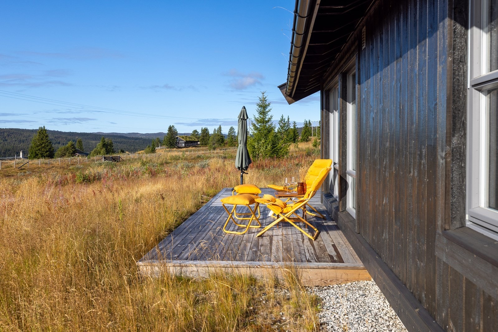 Hytta har en sør-vestvendt beliggenhet med sol hele dagen Galleribilde