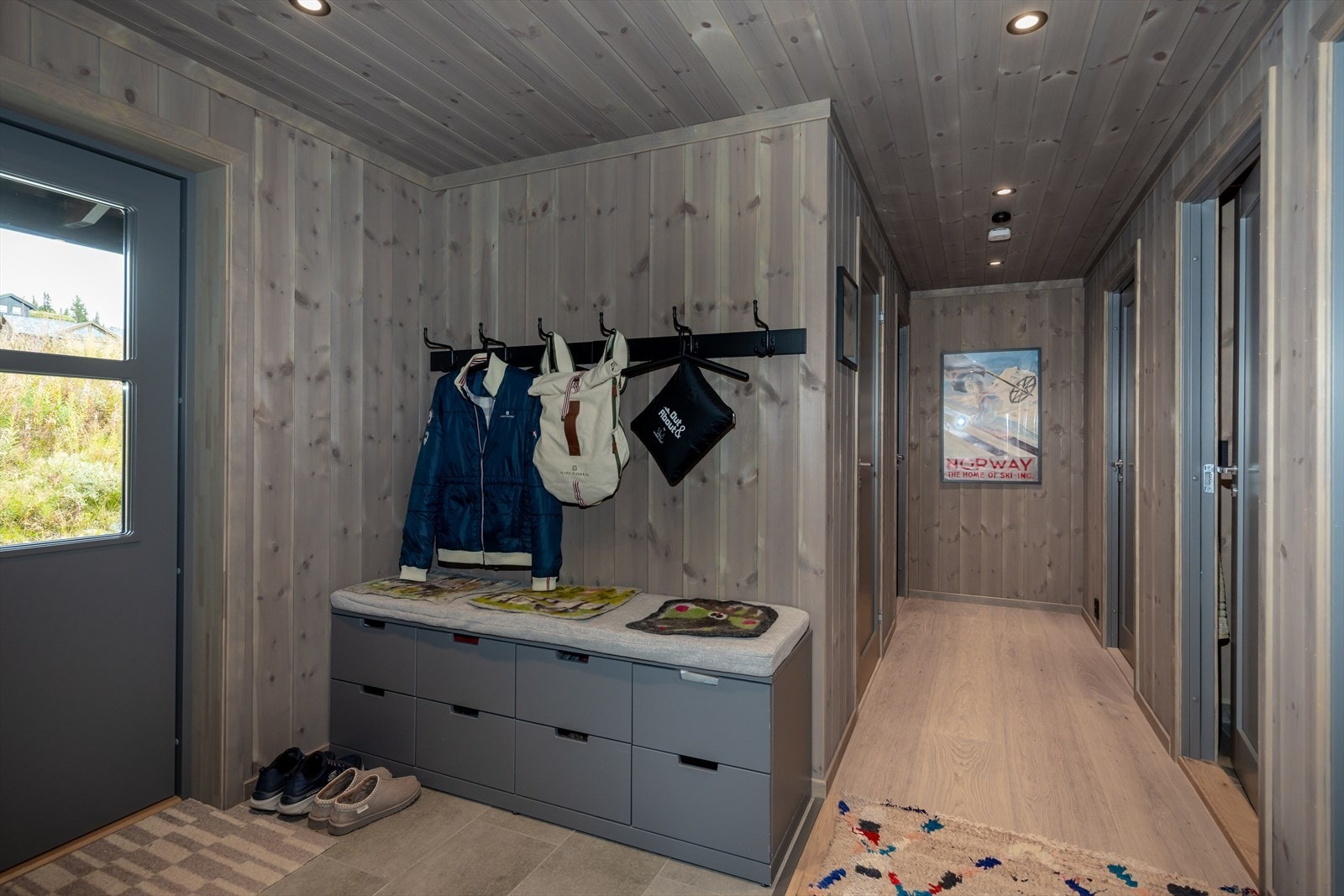 Velkommen inn - Moderne farger i vakre kombinasjon. Varme i flislagte gulv, gang, kjøkken og stue Galleribilde